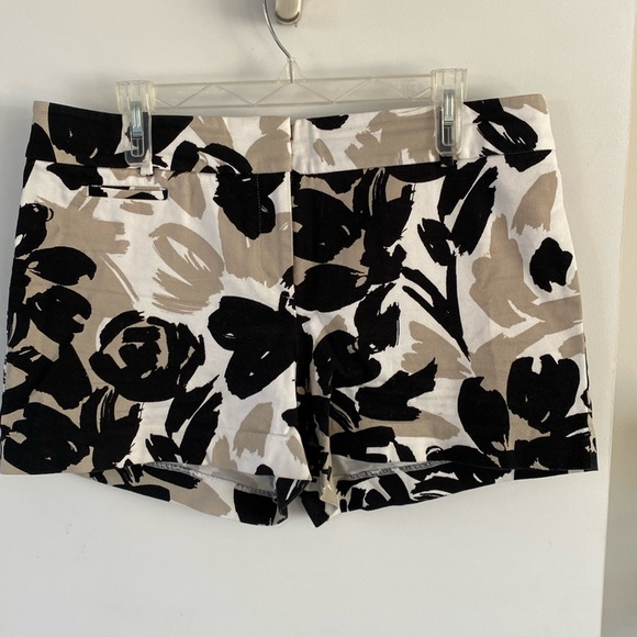 LOFT Pants - LOFT ANN TAYLOR print cotton short black white tan 8